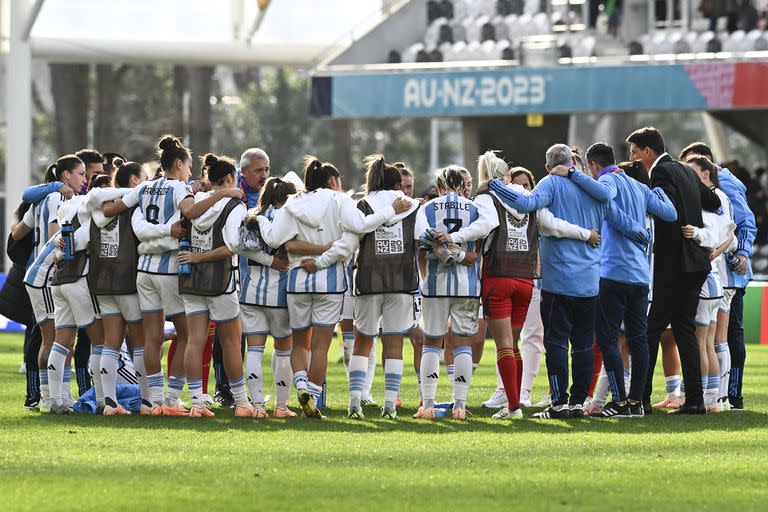 Todos juntos: las jugadoras y el cuerpo técnico, reunidos en el campo de juego, después del empate que la selección rescató ante Sudáfrica 