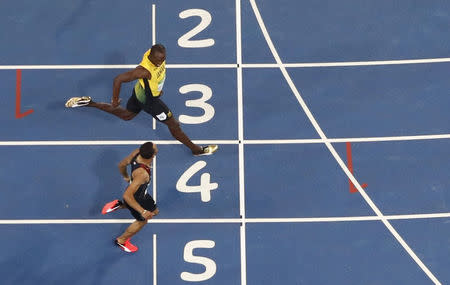 2016 Rio Olympics - Athletics - Semifinal - Men's 200m Semifinals - Olympic Stadium - Rio de Janeiro, Brazil - 17/08/2016. Usain Bolt (JAM) of Jamaica crosses the finish line ahead of Andre De Grasse (CAN) of Canada to win the semifinal. REUTERS/Fabrizio Bensch