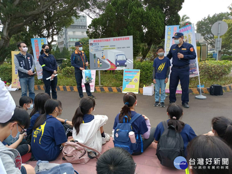 桃警察辦理內輪差及視野死角實景展演。