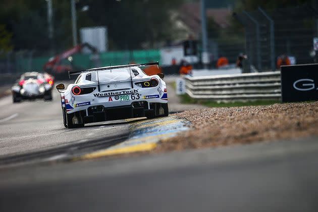 La Ferrari 488 GTE Evo numéro 63, samedi, sur le circuit de la Sarthe.