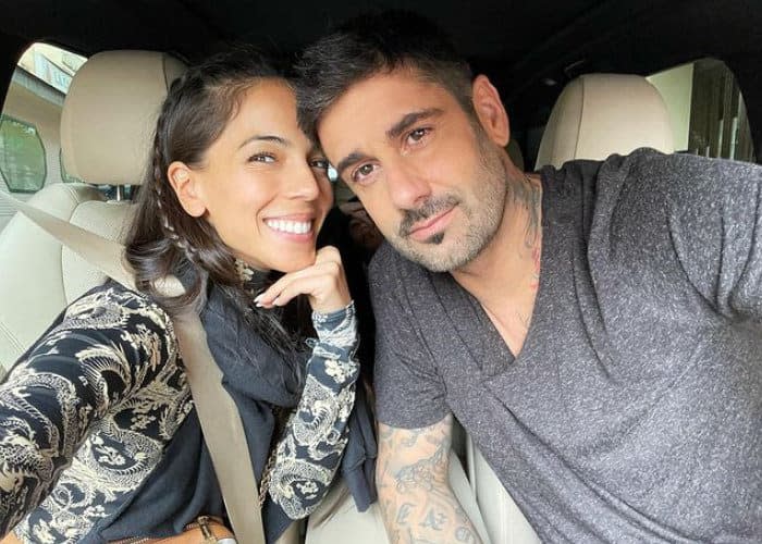 Melendi con su mujer en un coche 