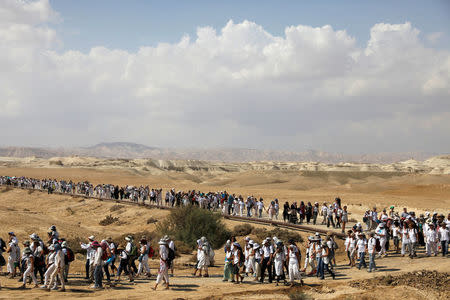 Palestinian and Israeli women march, as part of an event organised by "Women Wage Peace" group calling for an end to the Israeli-Palestinian conflict, near the Jordan River, in the occupied West Bank October 8, 2017. REUTERS/Ronen Zvulun