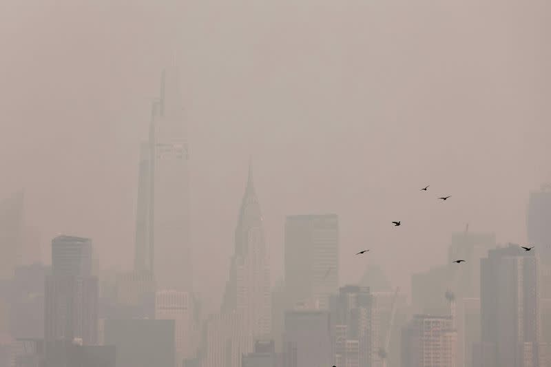 El horizonte de Manhattan se ve cubierto de neblina y humo causado por un incendio forestal en Canadá, en Nueva York, EEUU