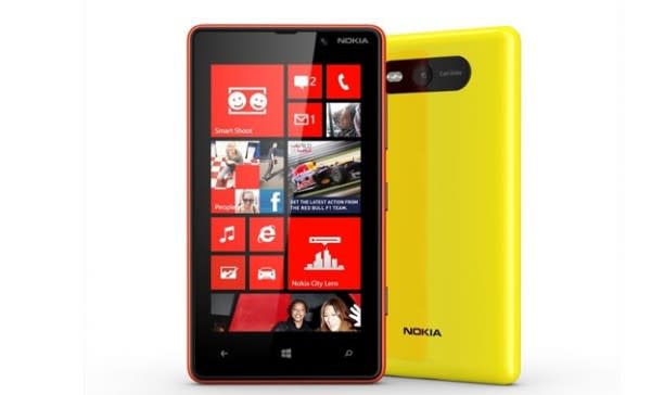 En la imagen, el Nokia Lumia 820. Este teléfono inteligente cuenta con especificaciones inferiores a las del Nokia Lumia 920, como la pantalla de 4,3 pulgadas y cámara de 8 megapíxeles.