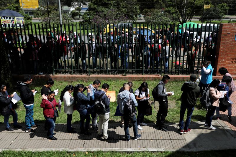 Foto de archivo. Personas hacen fila para presentar sus solicitudes de empleo en búsqueda de empleo en Bogotá