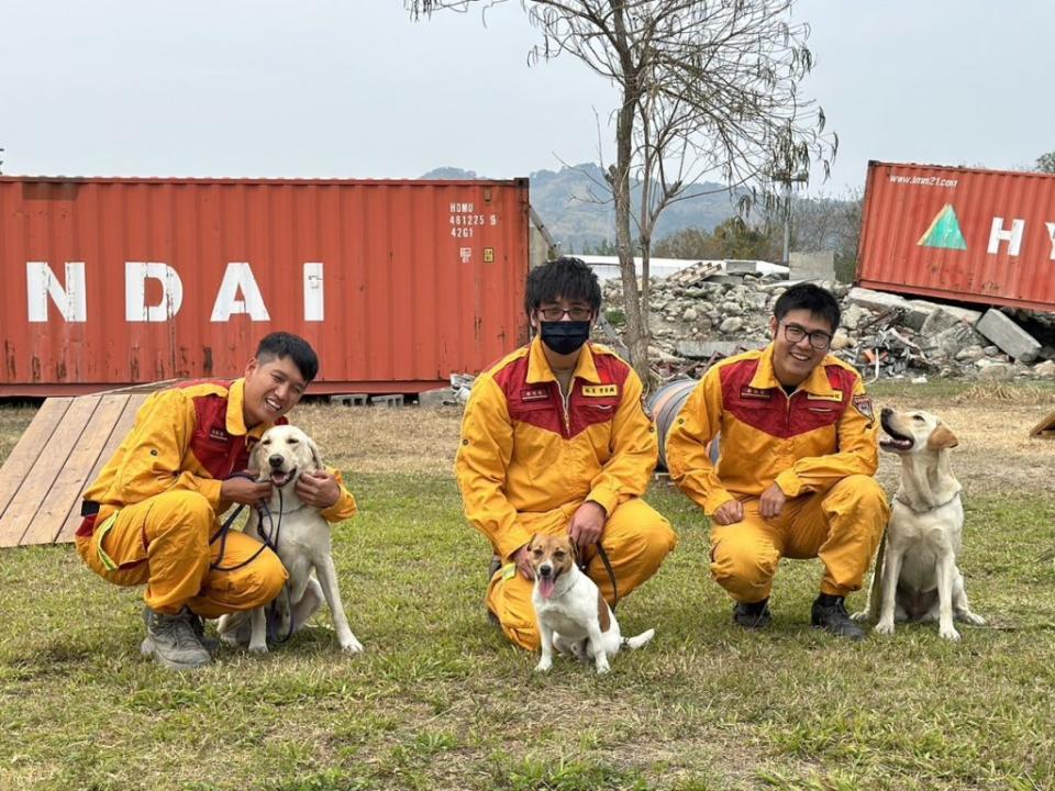 花蓮縣培訓的三隻搜救犬，其中兩隻已順利取得認證成為正式搜救犬。(花蓮縣消防提供)