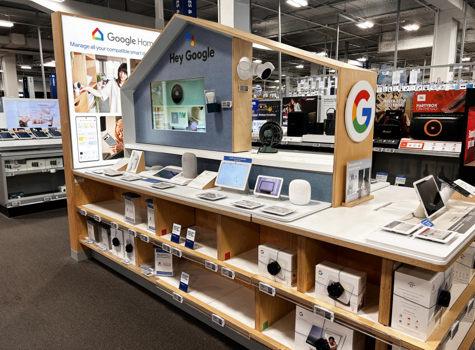 Sehen Sie sich Google Home an, verwalten Sie alle Ihre kompatiblen Smart-Geräte, Best Buy, Queens, NY.  (Foto von: Lindsay Nicholson/UCG/Universal Image Collection über Getty Images)