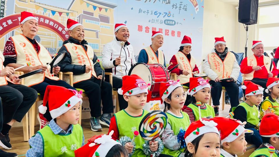 市長侯友宜與長者、小朋友一同演奏聖誕歌曲。（新北市衛生局提供）