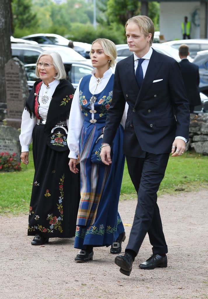 Marius Borg Hoiby con Juliana Snekkestad en la confirmación del príncipe Sverre