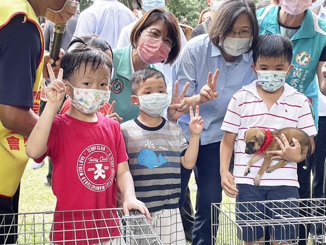 蔡英文總統在埔心鄉行程後，趕往彰化市陽明公園參加黃秀芳舉辦的親子活動。(吳敏菁攝)