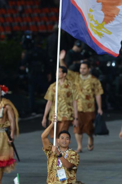 Un atleta porta la bandera de Samoa Americana en un evento olímpico. (AFP)