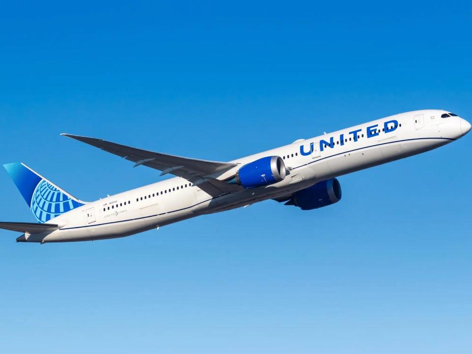 United Boeing 787.