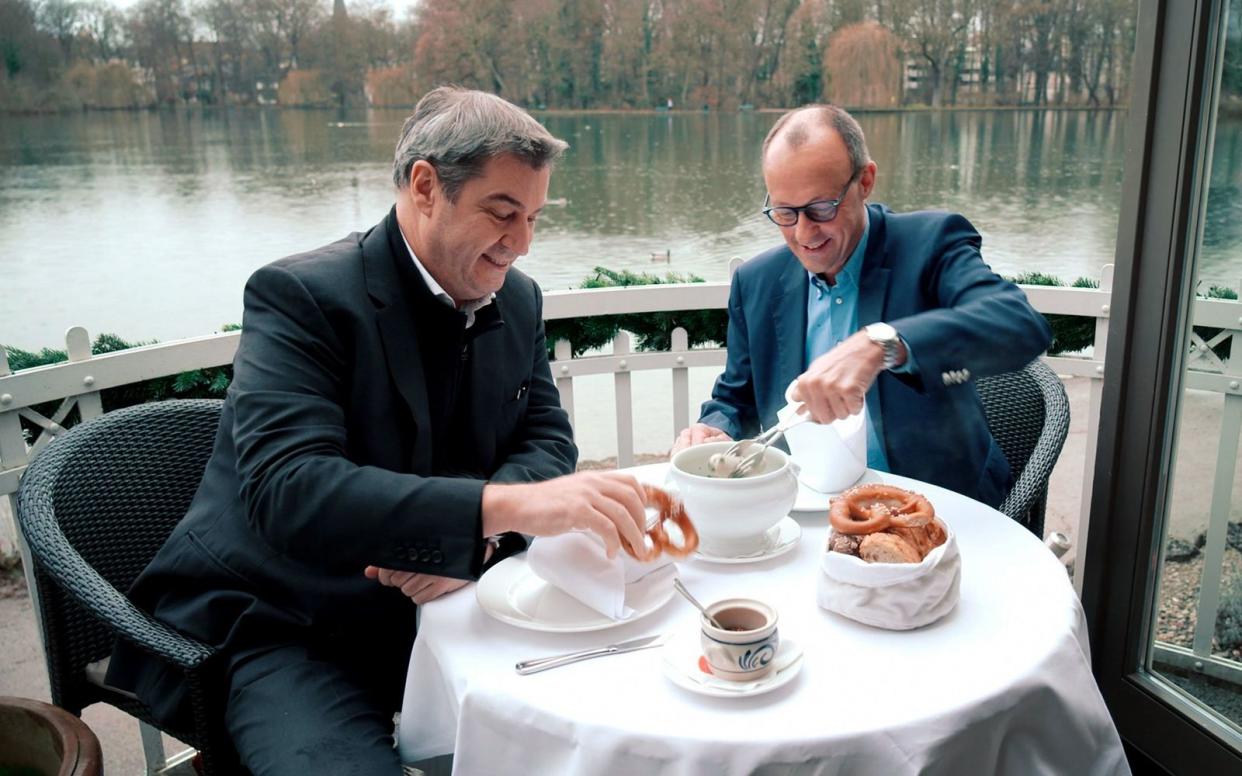 CSU-Chef Markus Söder (links) und der CDU-Vorsitzende Friedrich Merz trafen sich Anfang 2023 zu einem Fototermin im Englischen Garten in München. (Bild: NDR)