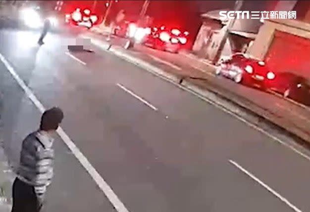 老翁過馬路僅差幾步路就走完，卻被機車撞上彈飛落地，巨大的撞擊聲響也驚動鄰居出來查看。（圖／翻攝畫面）