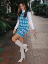 <p>La nueva presentadora de Despierta América (Univision) lució cool y moderna con este atuendo de vestido estampado, suéter crema de cuello alto y botas a la rodilla. </p>