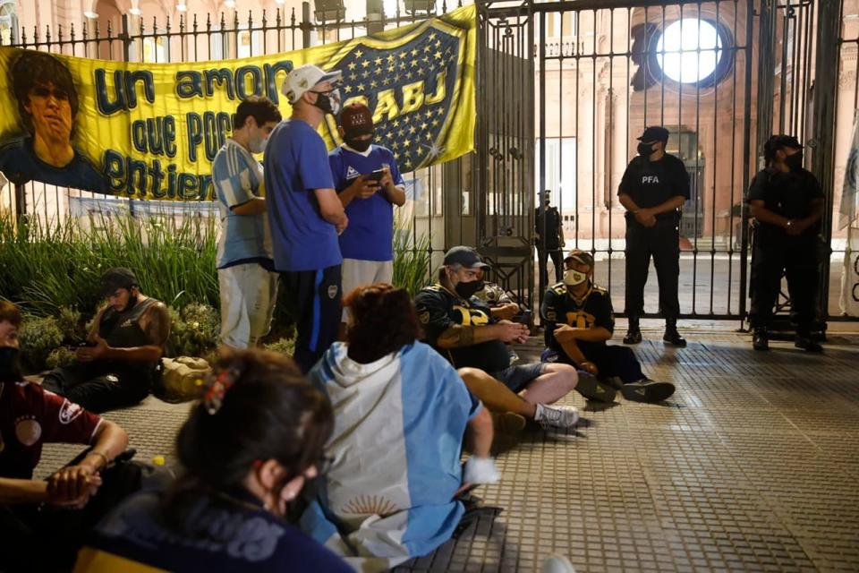 Varios hinchas y seguidores se congregaron desde temprano en la puerta de la Casa de Gobierno para el tributo a Maradona