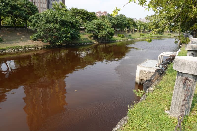 ▲近日愛河龍華橋及願景橋間水色呈現紅褐色。（圖／高雄市環保局提供）