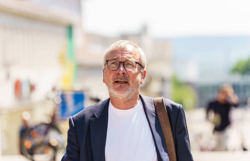 Volker Beck, president of the German-Israeli Society (DIG), walks through the city center. Andreas Arnold/dpa