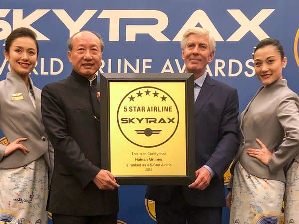 海航集團董事局董事長陳峰從SKYTRAX主席Edward Plaisted手中接過SKYTRAX「五星航空公司」大獎