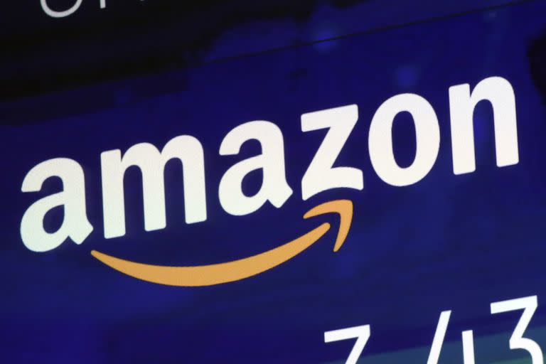 El logo de Amazon en una pantalla del Nasdaq MarketSite, en New York, el 27 de julio de 2018. (AP Foto/Richard Drew, Archivo)