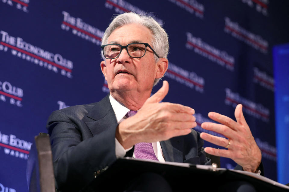 Il presidente della Federal Reserve statunitense Jerome Powell risponde a una domanda di David Rubenstein (non nella foto) durante una discussione sul palco in occasione di una riunione dell'Economic Club of Washington, presso il Renaissance Hotel di Washington, DC, USA, 7 febbraio 2023. REUTERS REUTERS /Amanda Andrade-Rhoades