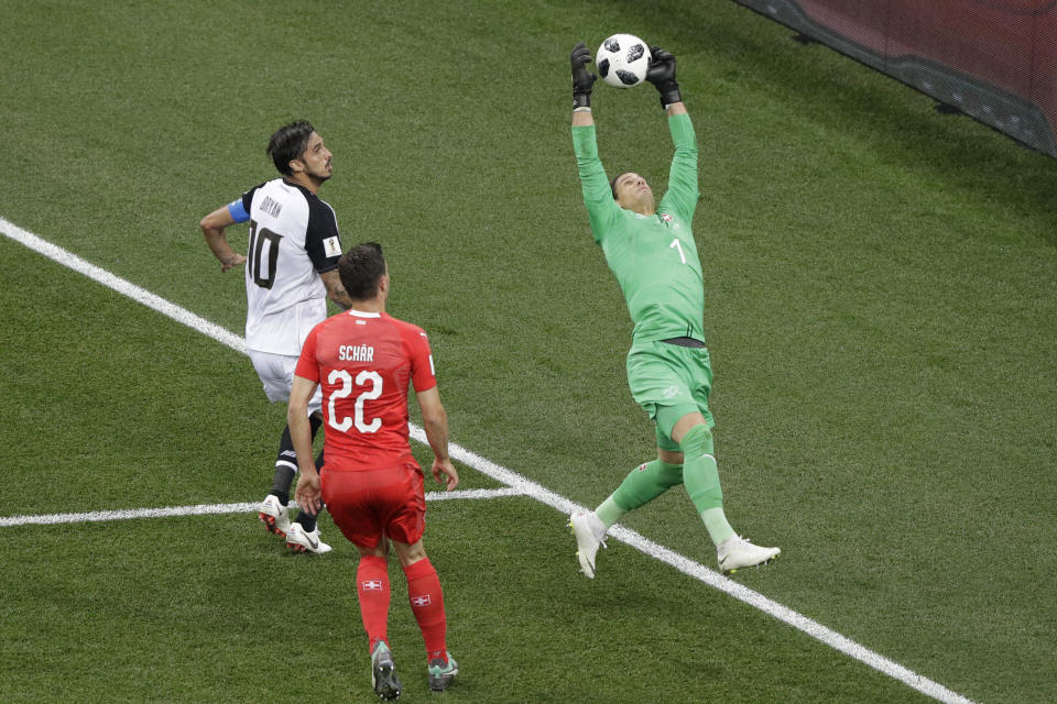 <p>Costa Rica’s Bryan Ruiz, left, and Switzerland’s Fabian Schaer watch Switzerland goalkeeper Yann Sommer catch the ball during the group E match between Switzerland and Costa Rica, at the 2018 soccer World Cup in the Nizhny Novgorod Stadium in Nizhny Novgorod , Russia, Wednesday, June 27, 2018. (AP Photo/Mark Baker) </p>