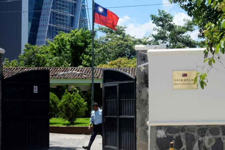 A guard closes the gate of the Embassy of Taiwan in San Salvador in August 2018