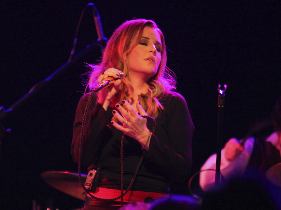 ARCHIVO - Lisa Marie Presley durante una presentación de su gira Storm & Grace el 20 de junio de 2012, en el Bottom Lounge en Chicago. Presley, cantautora, la única descendiente de Elvis y dedicada guardiana del legado de su padre, falleció el 12 de enero de 2023, tras ser hospitalizada. Tenía 54 años. (Foto Barry Brecheisen/Invision/AP, archivo)