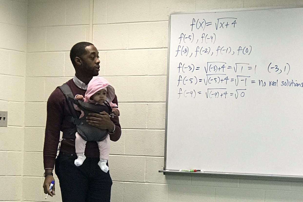 Dieser Mathematikprofessor sprang als Babysitter ein. (Bild: Twitter/@Original_Vaughn)