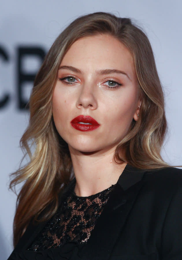 Scarlett Johansson Tony Awards red lips beauty trend [Rex]