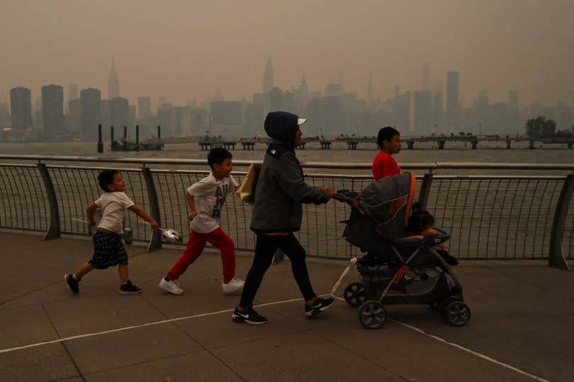 橘色霧霾籠罩紐約，官方急呼籲避免外出。（圖／達志／美聯社，下同）