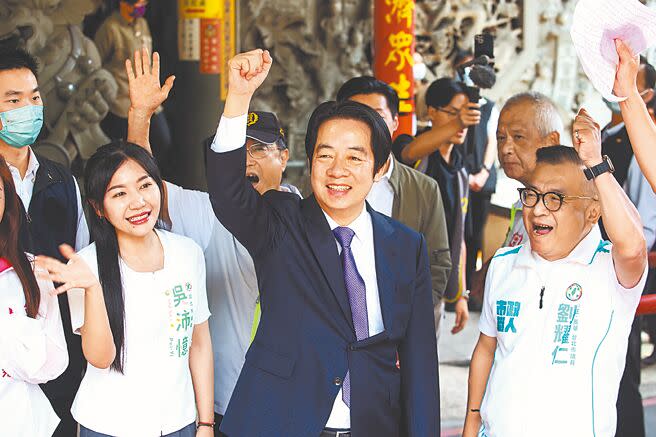 副總統賴清德（中）1日到萬華廣照宮出席「加蚋仔遶境大拜拜」起轎儀式，祈求風調雨順、國泰民安。（鄧博仁攝）