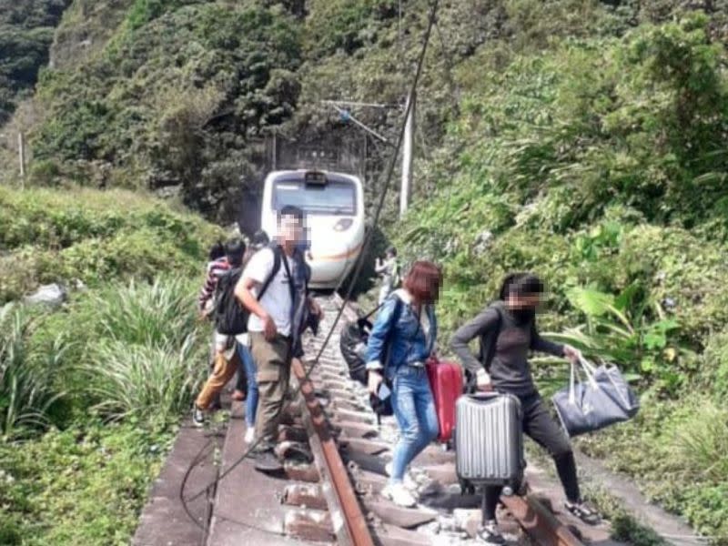 ▲台鐵408車次太魯閣號今（2）日行經花蓮秀林鄉清水隧道發生出軌意外，搭車乘客約350人，共有36人OHCA、72人受困的嚴重死傷，引發各界譁然，《NOWnews今日新聞》特別盤點10年內台鐵發生重大意外事故，帶您快速掌握。（圖／翻攝花蓮同鄉會臉書）