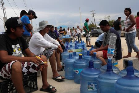 People wait in line to buy bottles of water in San Jose del Cabo, after Hurricane Odile hit Baja California September 19, 2014. REUTERS/Henry Romero