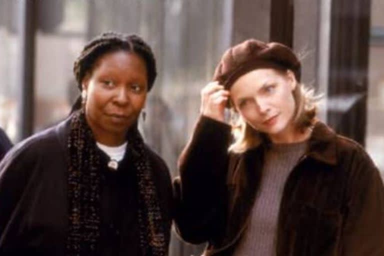 Whoopi Goldberg junto a Michelle Pfeiffer en El lado profundo del mar