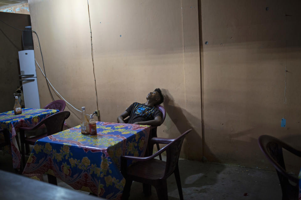 En esta fotografía del 9 de febrero de 2018 un hombre toma una siesta dentro de un restaurante improvisado en Puerto Lempira, Honduras. Con más del 60% de su población de 9 millones de personas en situación de pobreza, Honduras es uno de los países más pobres de Latinoamérica. (AP Foto/Rodrigo Abd)