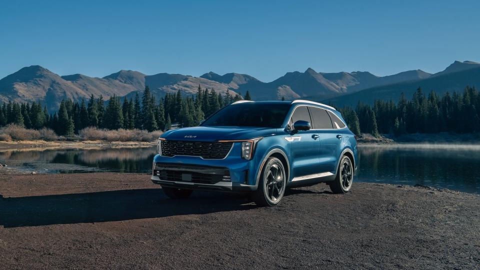 2024 kia sorento hev parked near a mountain lake