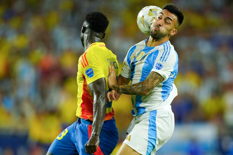 Nicolás González pelea la pelota.
