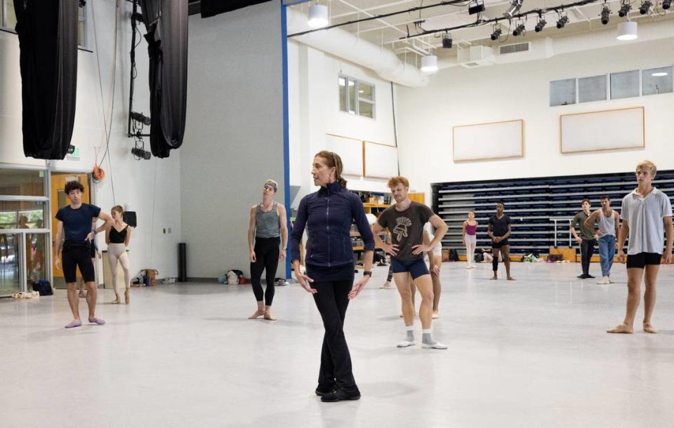 Lourdes López y los bailarines de Miami City Ballet ensayando “Square Dance” de George Balanchine. 