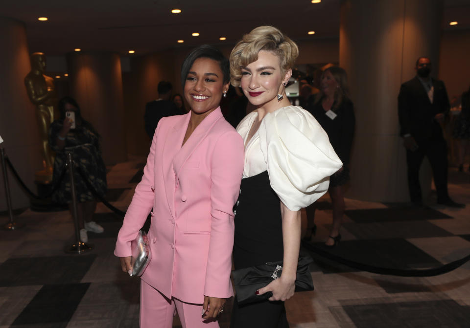 Ariana DeBose, izquierda, y Paloma Garcia-Lee en el almuerzo de nominados a la 94a entrega de los Premios de la Academia el 7 de marzo de 2022 en Los Angeles. (Foto Danny Moloshok/Invision/AP)