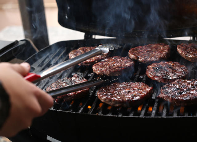 How to Grill Frozen Burgers on a Weber Gas Grill – Extraordinary BBQ