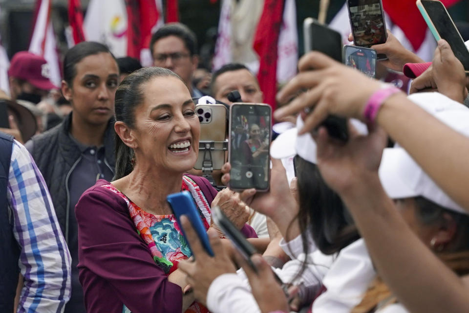 ARCHIVO - La candidata presidencial oficialista Claudia Sheinbaum convive con partidarios al inicio de su campaña en el Zócalo de Ciudad de México, el 1 de marzo de 2024. Con la atención puesta en asuntos prioritarios para los mexicanos como son la inflación, empleo y el combate a la pobreza, los tres aspirantes presidenciales se verán nuevamente las caras el domingo en un segundo debate que se da a 35 días de los comicios generales. (AP Foto/Aurea Del Rosario, archivo)