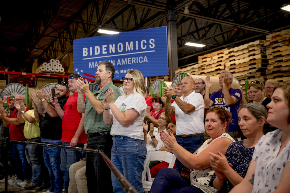 Los asistentes a un evento para promover los avances y políticas económicas de su gobierno en Auburn Manufacturing Inc., en Auburn, Maine, escuchan al presidente Joe Biden, el 28 de julio de 2023. (Desiree Rios/The New York Times)