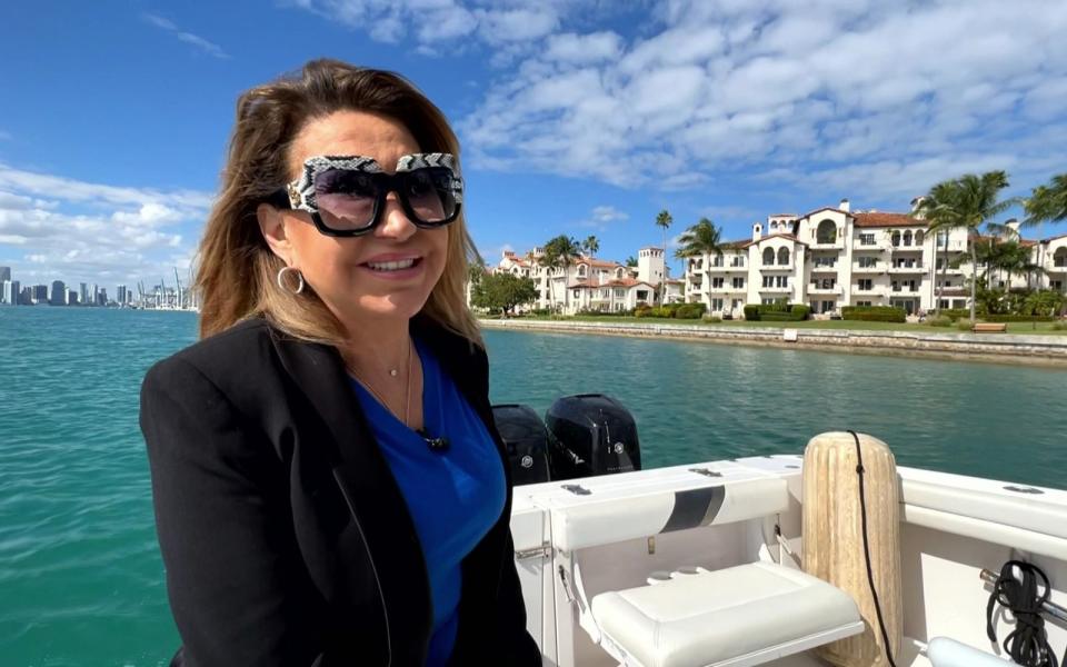 Carmen Geiss (56) ist in Miami äußerst anzüglich unterwegs ... (Bild: RTLZWEI)