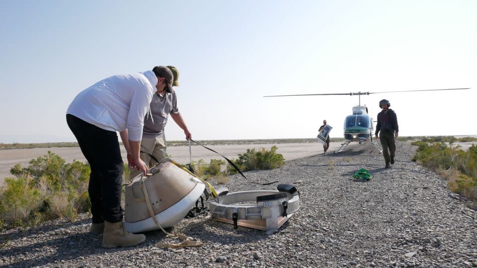 OSIRIS-REx-holdet afholdt sin sidste test den 30. august, hvor de lancerede en falsk kapsel fra 7.000 fod over jorden via helikopter.  Infrarøde, radar- og optiske instrumenter på jorden og på flyene øvede sig i at spore kapslens nedstigning.  -Molly Wasser/NASA