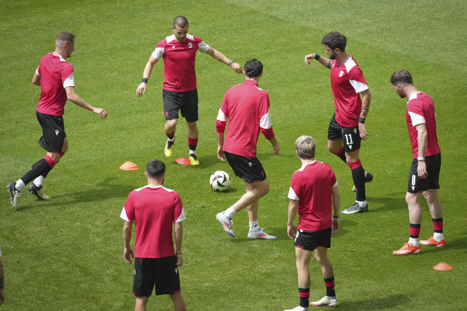 Los jugadores de Georgia calientan antes de un partido del Grupo F ante República Checa en la Euro 2024 en Hamburgo, Alemania, el sábado 22 de junio de 2024. (AP Foto/Sunday Alamba)