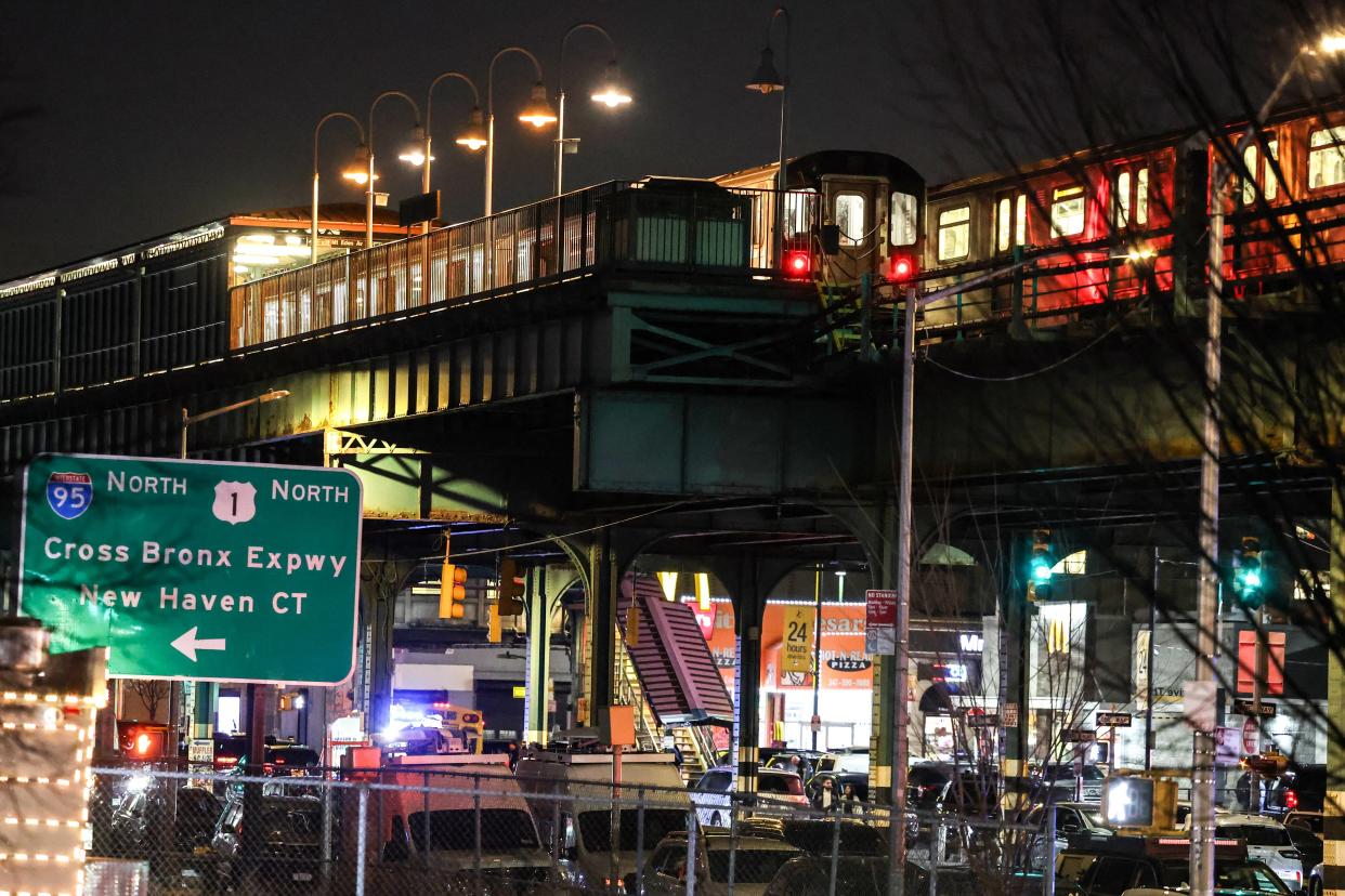 Un métro à la station Mt. Eden Avenue dans le Bronx, où des coups de feu ont été tirés le 12 février 2024.