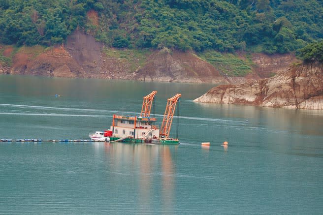台南曾文水庫目前有兩艘抽泥船每天24小時運作，1天可抽2萬立方公尺淤泥。（劉秀芬攝）
