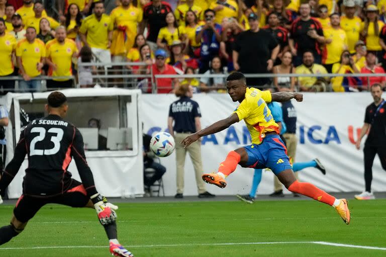 Tras un pase de lujo de James Rodríguez, Jhon Córdoba definió cruzado y sentenció la goleada por 3-0 sobre Costa Rica, por el grupo D de la Copa América.