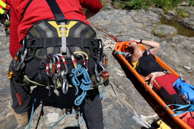 Des pompiers évacuent un volontaire avec une civière lors d'une formation au GRIMP à Florac en Lozère, le 13 juin 2024 (Pascal GUYOT)